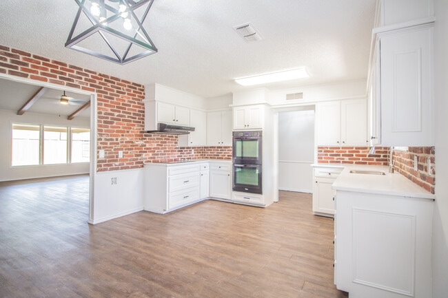 Photo - 3216 67th St