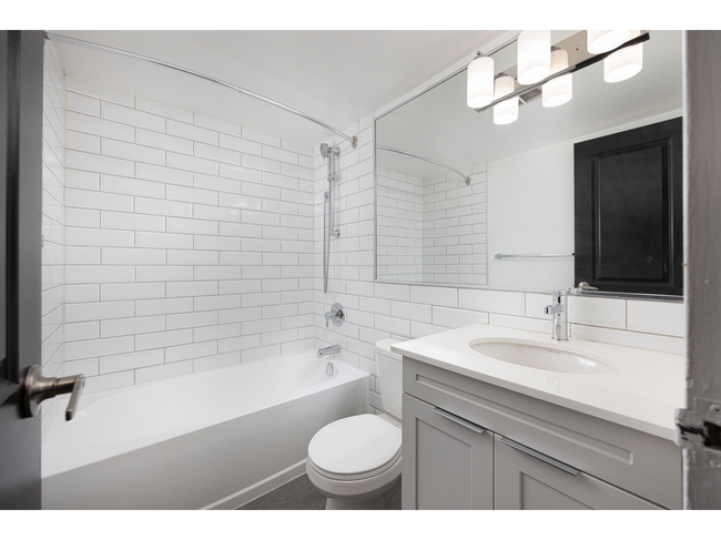 Photo - 3122 Hurontario St