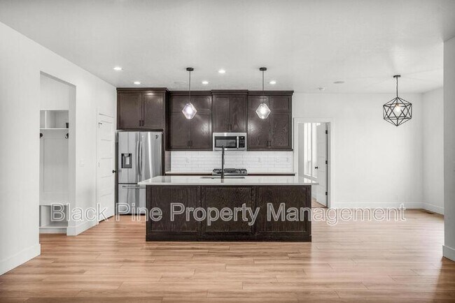 Photo - 2167 Klemmer Ave N