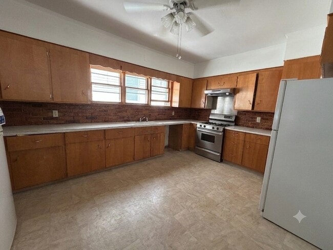 Building Photo - 58 Willow Ave Unit 1A