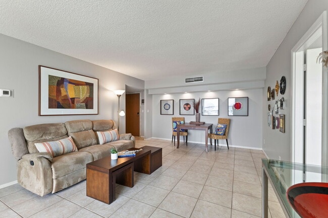 Living area - 1111 N Gulfstream Ave Unit One Watergate