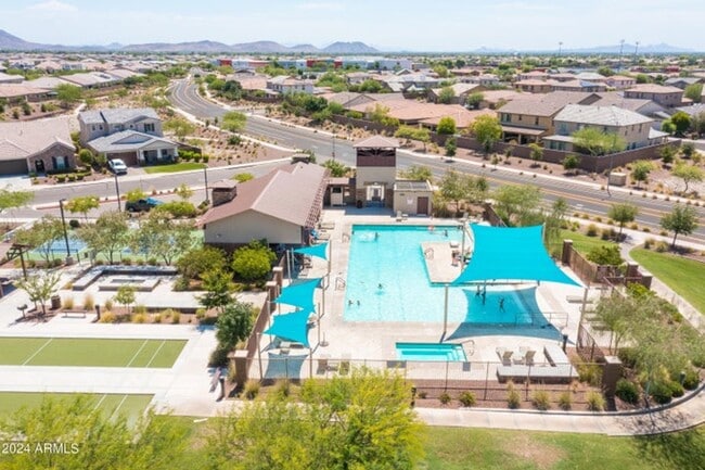 Building Photo - Charming 5 Bedroom, 3 Bath plus Den plus L...