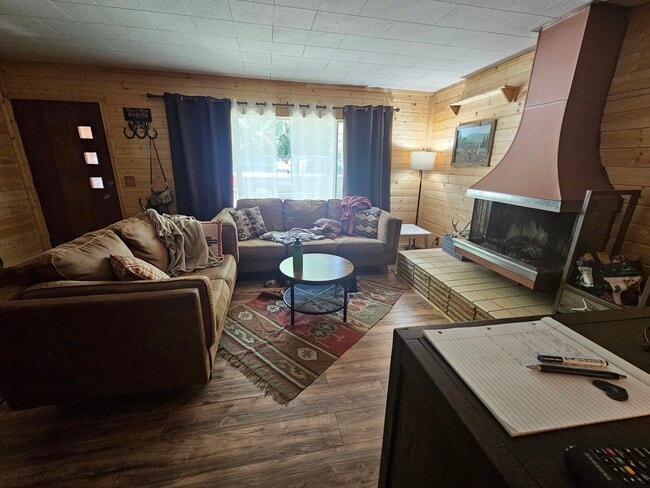 Photo - 147 Thom St