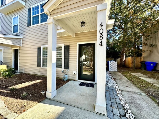 Building Photo - 3/3 Townhome in West of the Ashley!