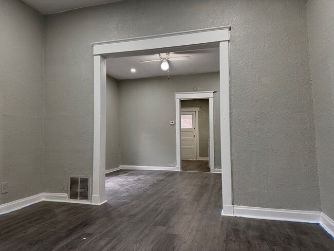 Building Photo - 2 Bedroom House - All electric