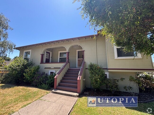 Building Photo - Vintage, Charming 3bed/ 2 bath on a Corner... Rental