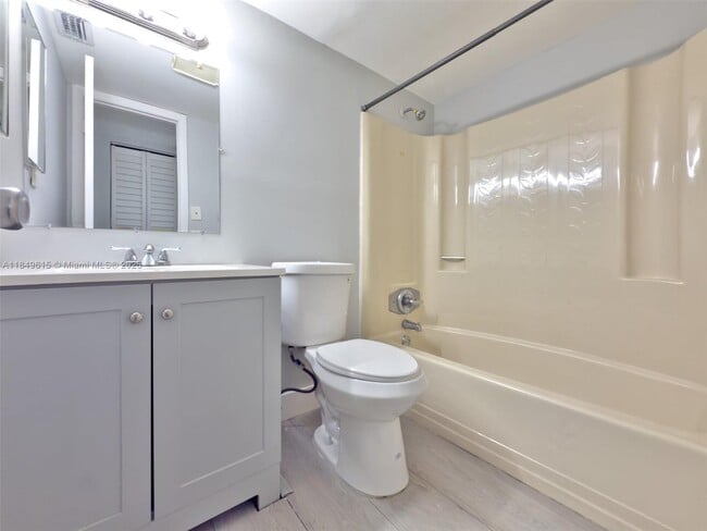 Photo - 6001 Shaker Wood Cir Unit 104