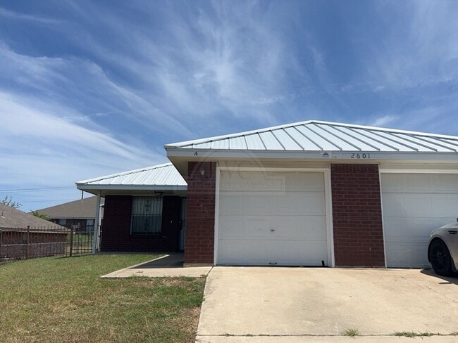 Building Photo - 2601 Lucille Dr