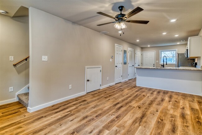 Photo - 913 W 9th St