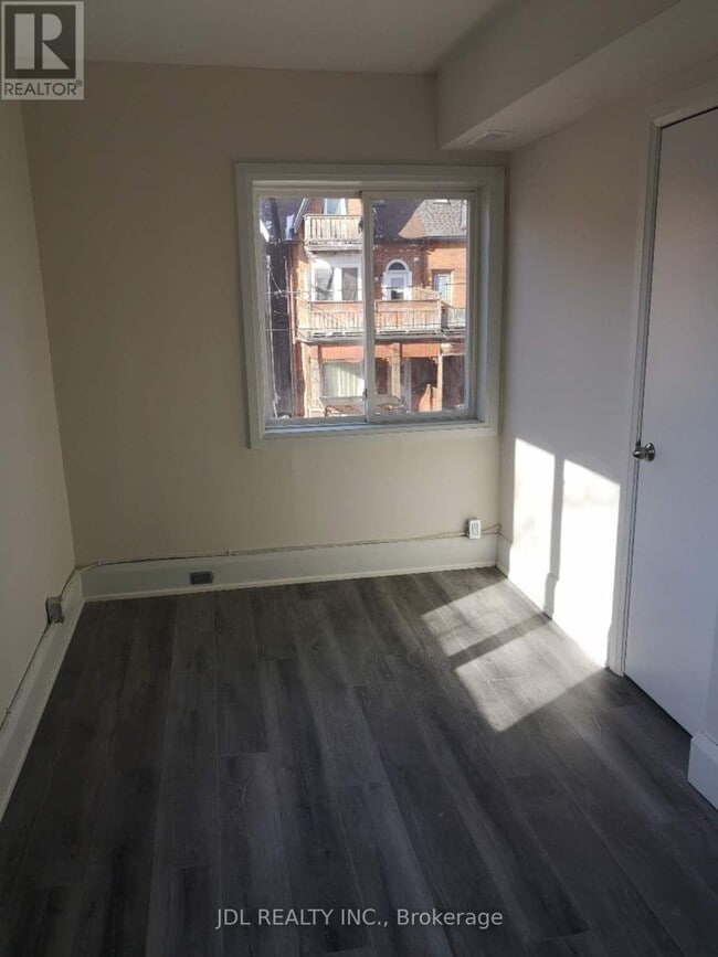 Photo - 5 Sorauren Ave Unité 5