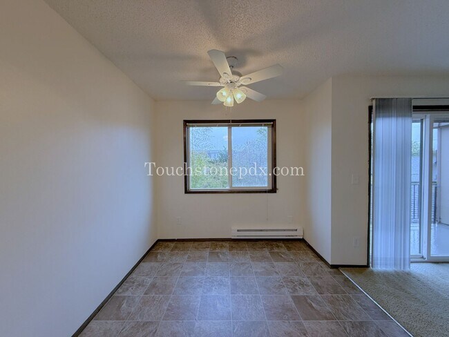 Photo - Updated 2 Bdrm Apartment with Balcony in Sellwood Moreland Neighborhood Unit 5808-6