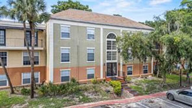 Building Photo - 2 Bedroom/2 Bathroom 3rd Floor Condo @ Cyp... Unit B