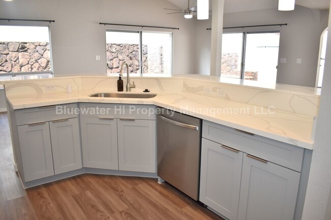 Building Photo - Renovated Single Level 3/2 w/ garage Waipi... Rental