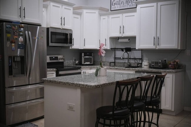 Building Photo - Comfortable 4BR/2BA Home with Yard & Parki...