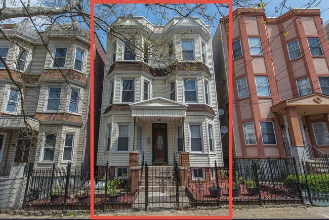 Building Photo - 110 Duncan Ave Unit 2R