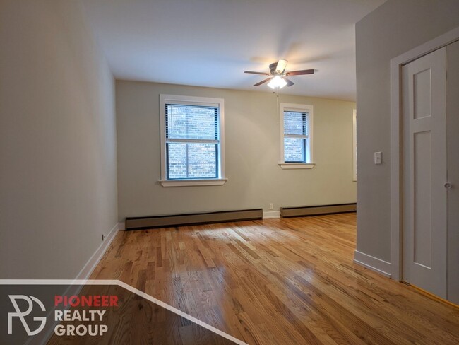 633 W Barry Unit 1