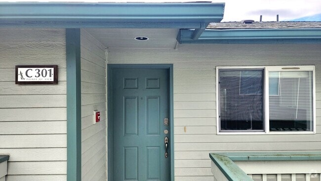 Building Photo - Lovely Oak Harbor Living and Pet Friendly!! Rental