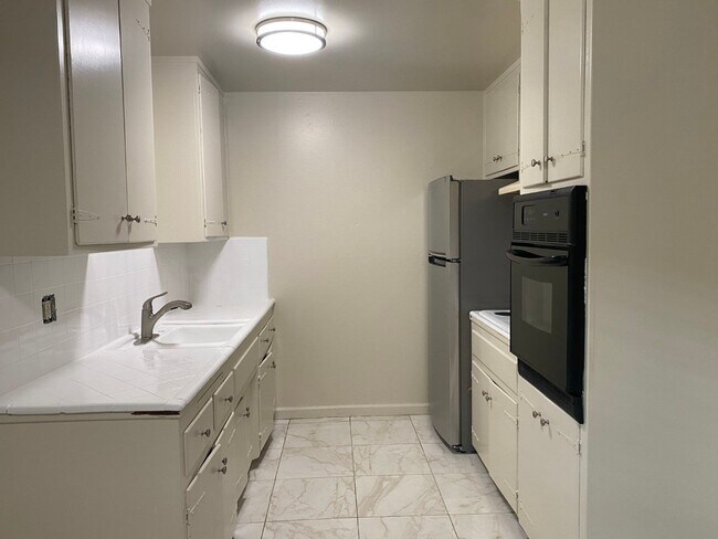 Building Photo - Updated 2 Bedroom 2 Bathroom Apartment wit... Unit #3