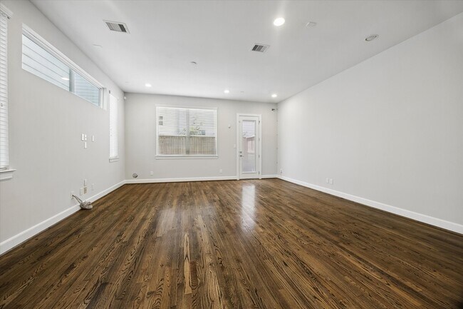 Photo - 1213 Crockett St