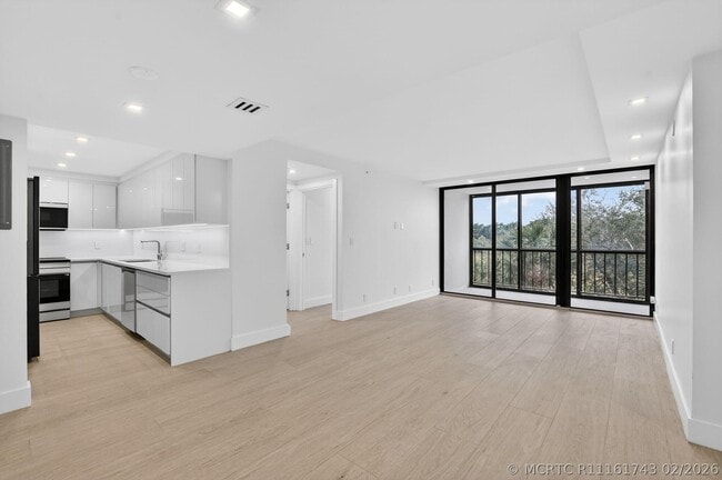 Building Photo - 7835 Lakeside Blvd Unit 946