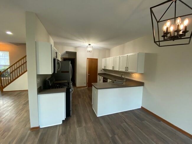 Photo - 610 Springbrook Trail N