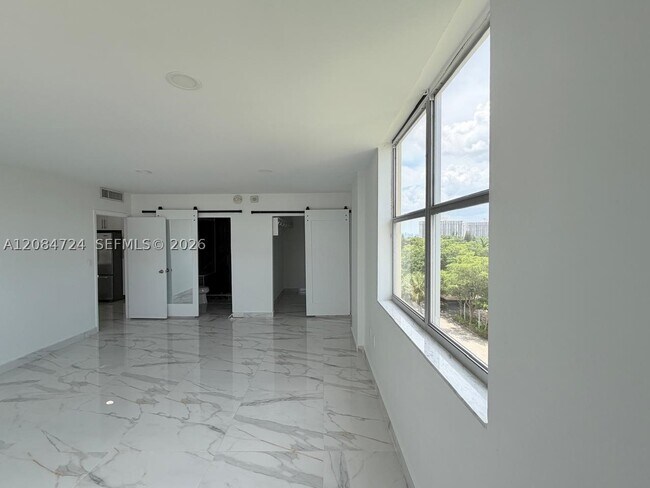 Building Photo - 11111 Biscayne Blvd Unit 6E