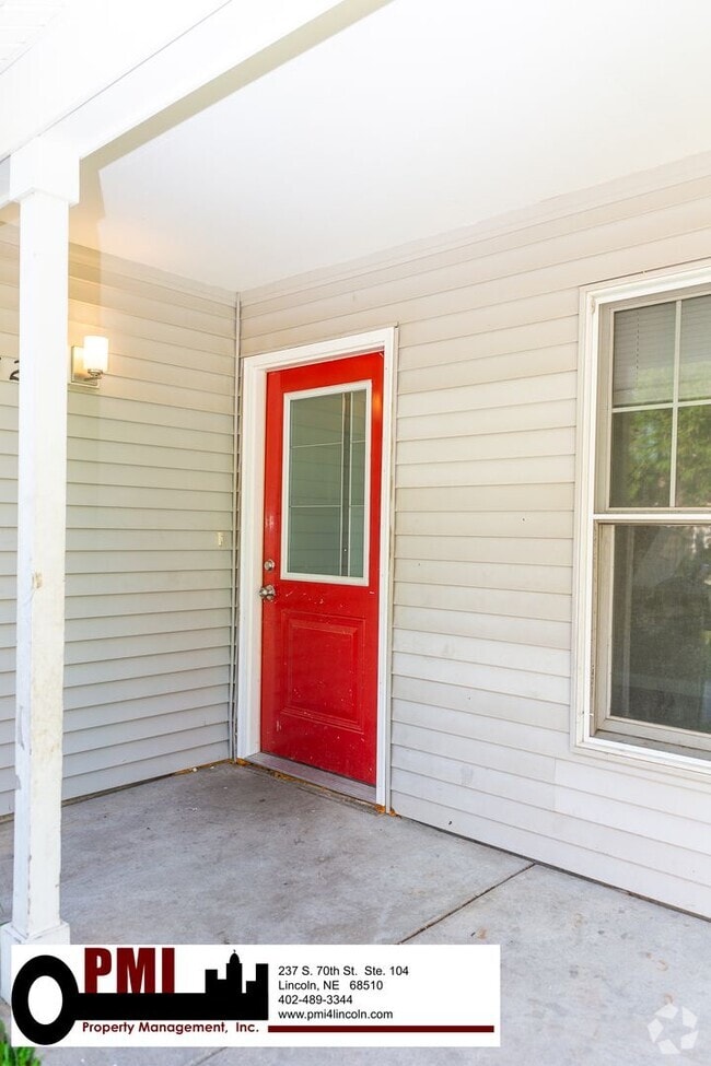 Building Photo - 3 Bedroom and 1.5 bathroom Duplex for rent Rental