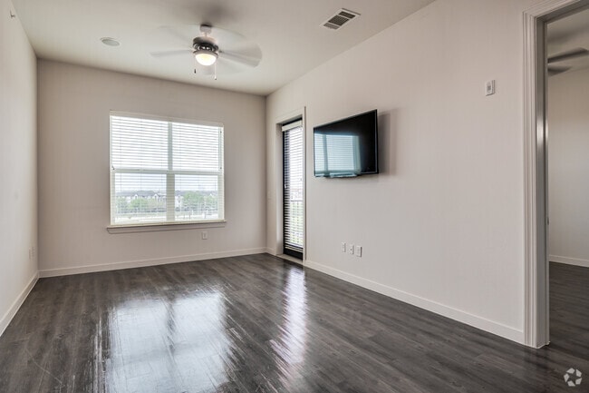 2BR, 2BA - 1,094SF