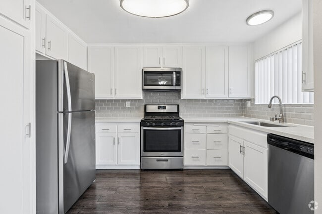 2BR, 2BA - 1,225SF - Kitchen