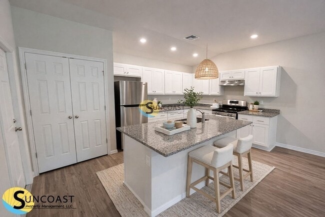 Photo - 355 Reeves St