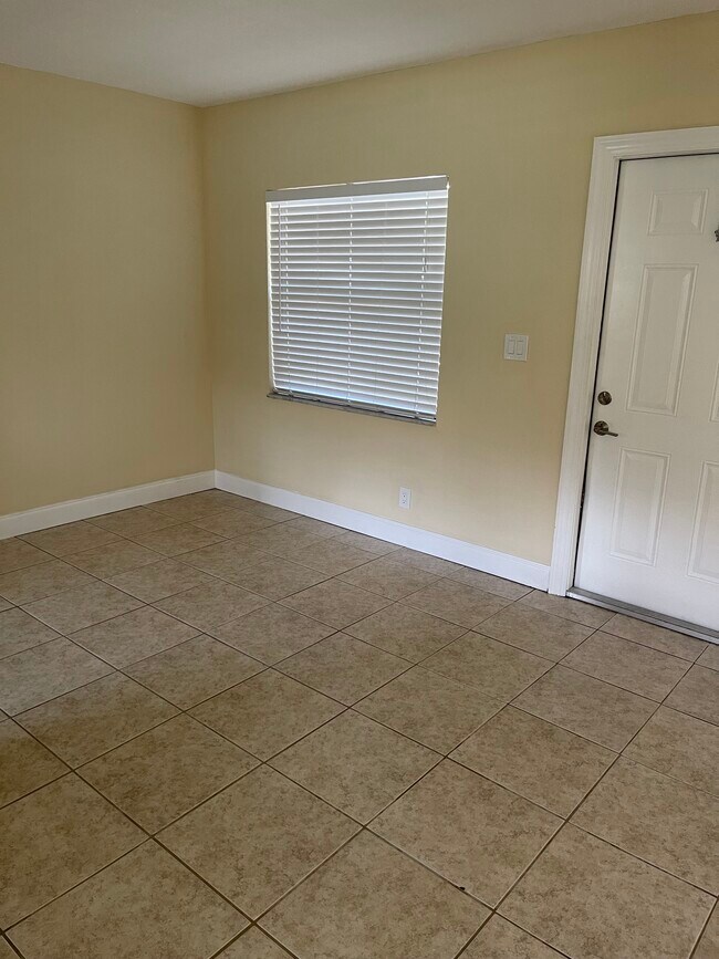 Comedor - 300 SW 16th Ct Unidad #2