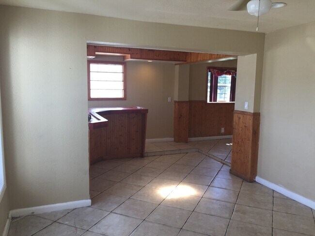 Photo - Large 4-2 with car garage