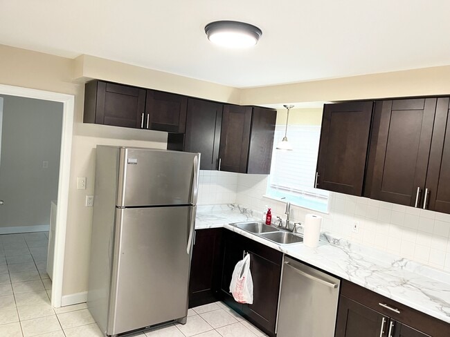 Photo - 27640 Barrington St