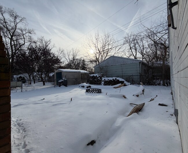 Patio trasero, en su mayor parte cercado. - 1101 S Cottage Grove Ave