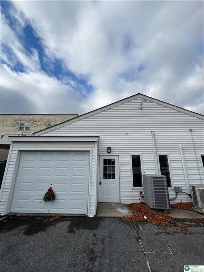 Building Photo - 11 S Main St Unit 105