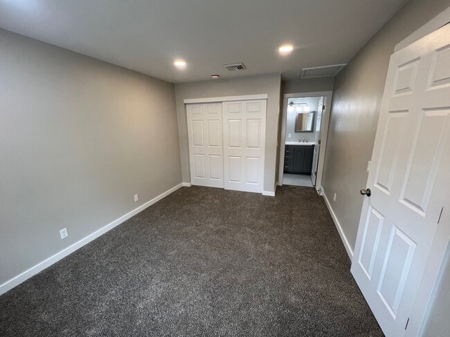 Main Bedroom - 425 S Oak St