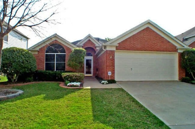 Building Photo - Beautifully Maintained Home with Modern Updates