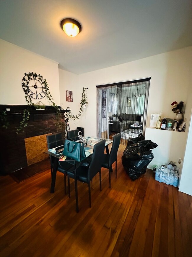 Photo - Beautifully Renovated 3bdrm/2.5bth Home Located in Richmond's North-side w/Balcony!