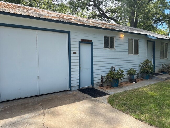 Building Photo - Country Environment in Town