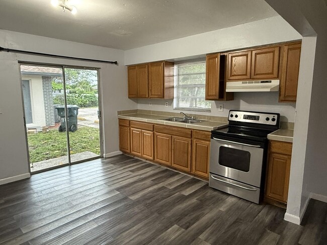 Building Photo - 1110 S H St Rental
