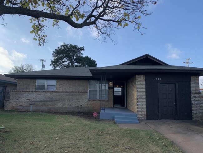 Building Photo - 1300 E Madison St