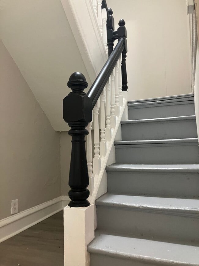 Building Photo - 7 Bedrooms 3.5 Bathrooms