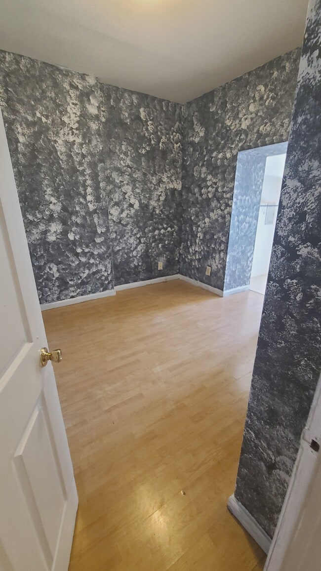 Cama 2 - 2029 Bryan Ave Unidad 2029 Bryan Ave down