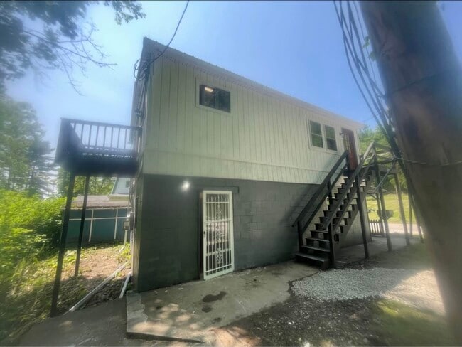 Photo - 223 Edgington Ln Unit Upper