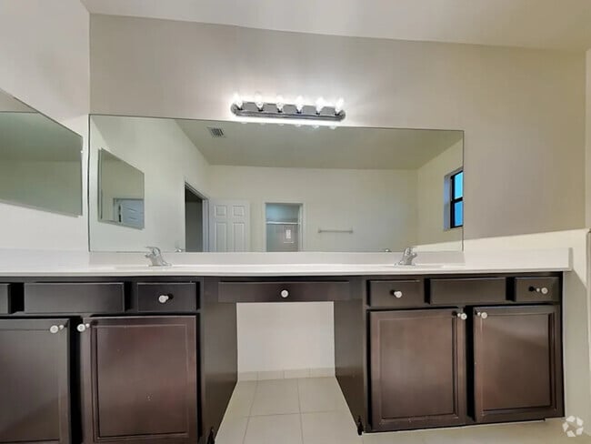 Building Photo - 124 SE 35 Ave Rental
