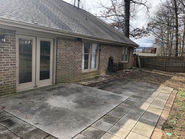 Photo - Knoxville 37922, 3 bedroom, 2 bath home with a lot of storage - Call Susan Niedergeses (865) 300-...