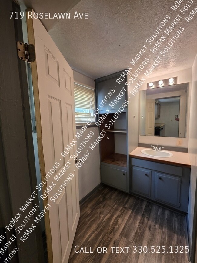 Photo - 719 Roselawn Ave