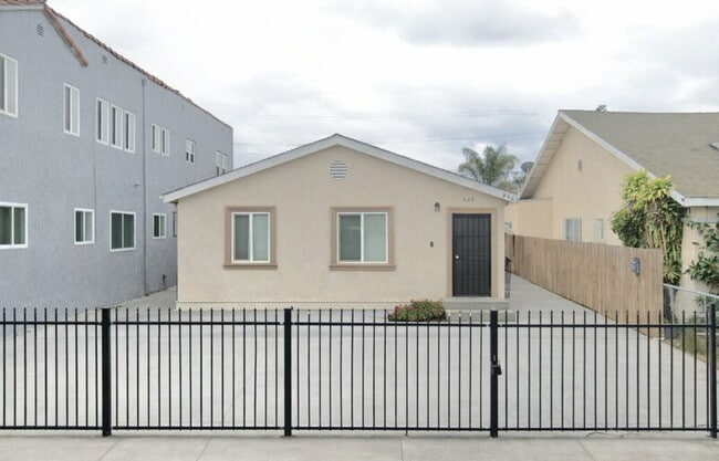 Building Photo - 844 W 54th St