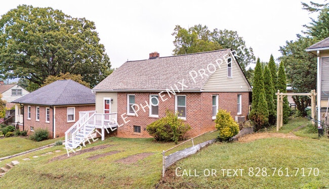 Building Photo - 10 Enka Oak St