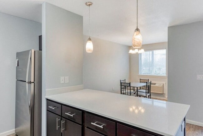 Photo - Queen Court Apartments